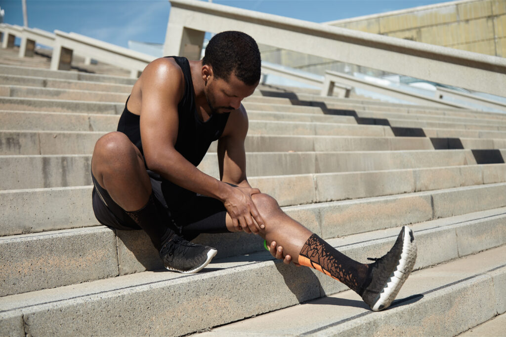 An athlete experiences knee pain while working out, demonstrating the potential for knee pain treatment Sacramento.